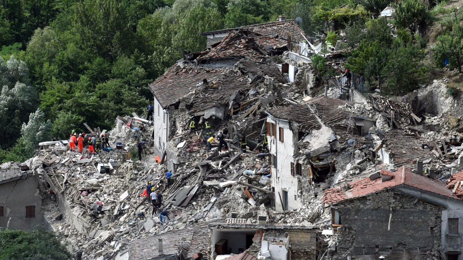 Foto: Al menos 38 muertos tras el terremoto que ha sacudido el centro de italia. (EFE)