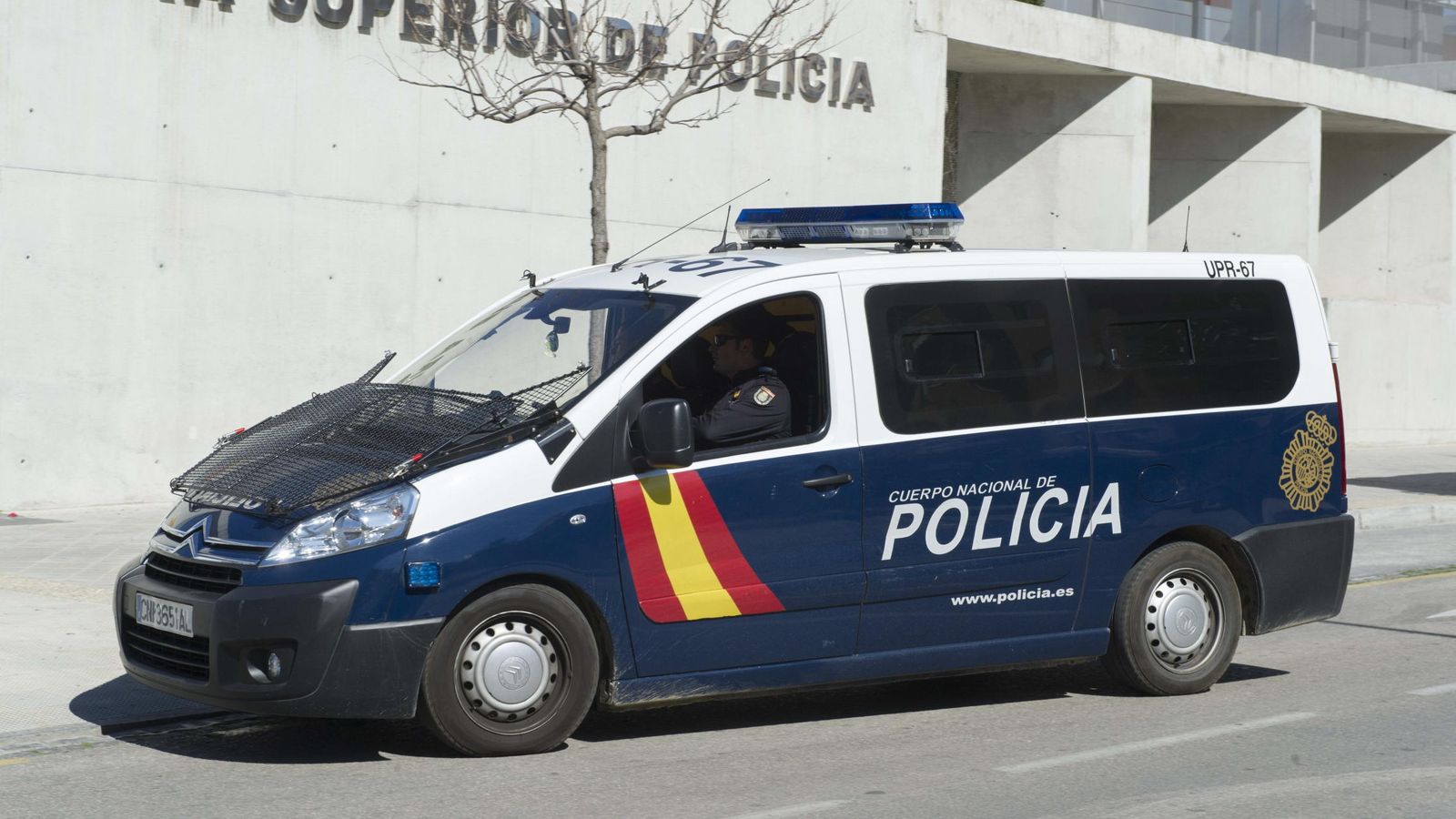 Foto: Un vehículo policial traslada a la Jefatura Superior de Policía de Granada a cinco personas detenidas en la Operación Edu. (EFE)