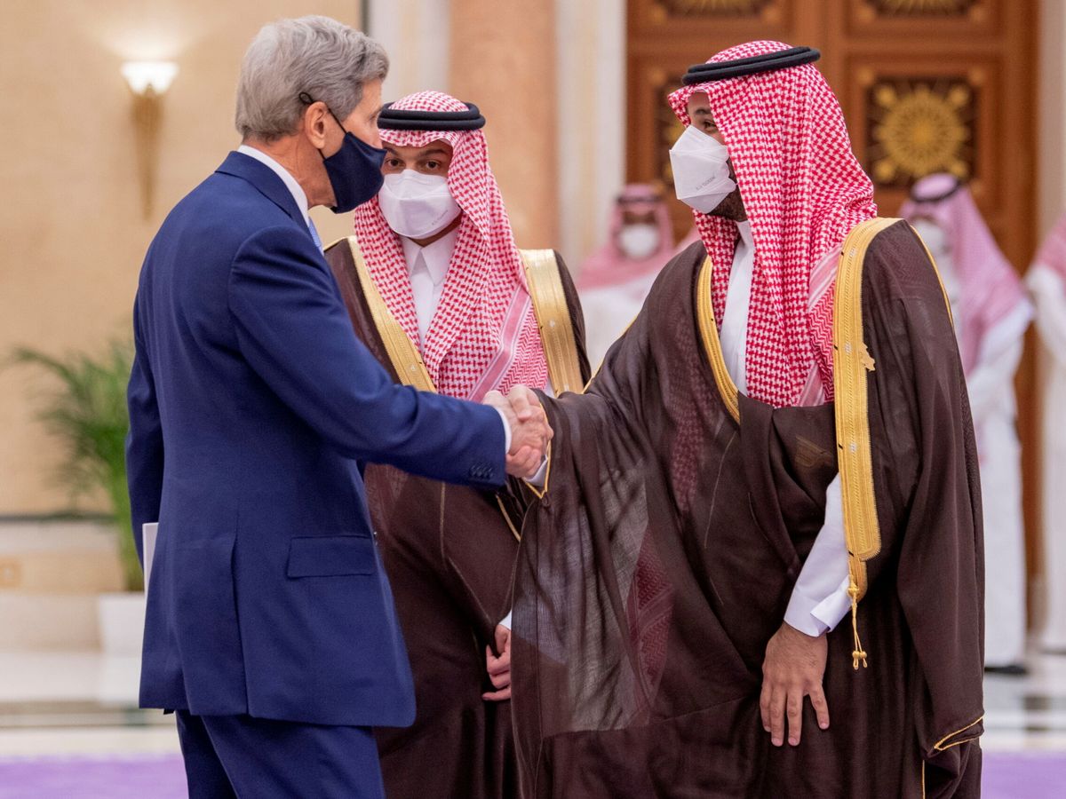 Foto: El príncipe Mohamed Bin Salman este lunes, estrechando la mano de John Kerry, el Enviado Especial para el Clima de la Casa Blanca. Foto: Reuters