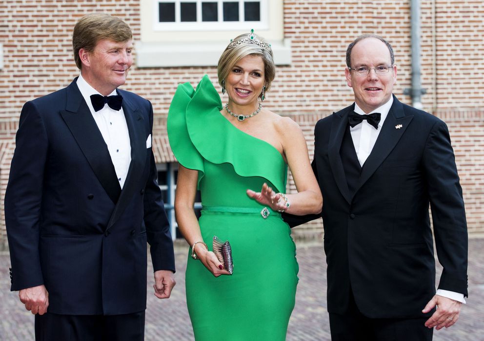 Foto: Los Reyes de Holanda y el príncipe Alberto de Mónaco el pasado martes (Gtres)