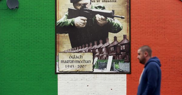 Foto: Un hombre pasa por delante de un mural en apoyo del IRA en Belfast, en septiembre de 2015. (Reuters)