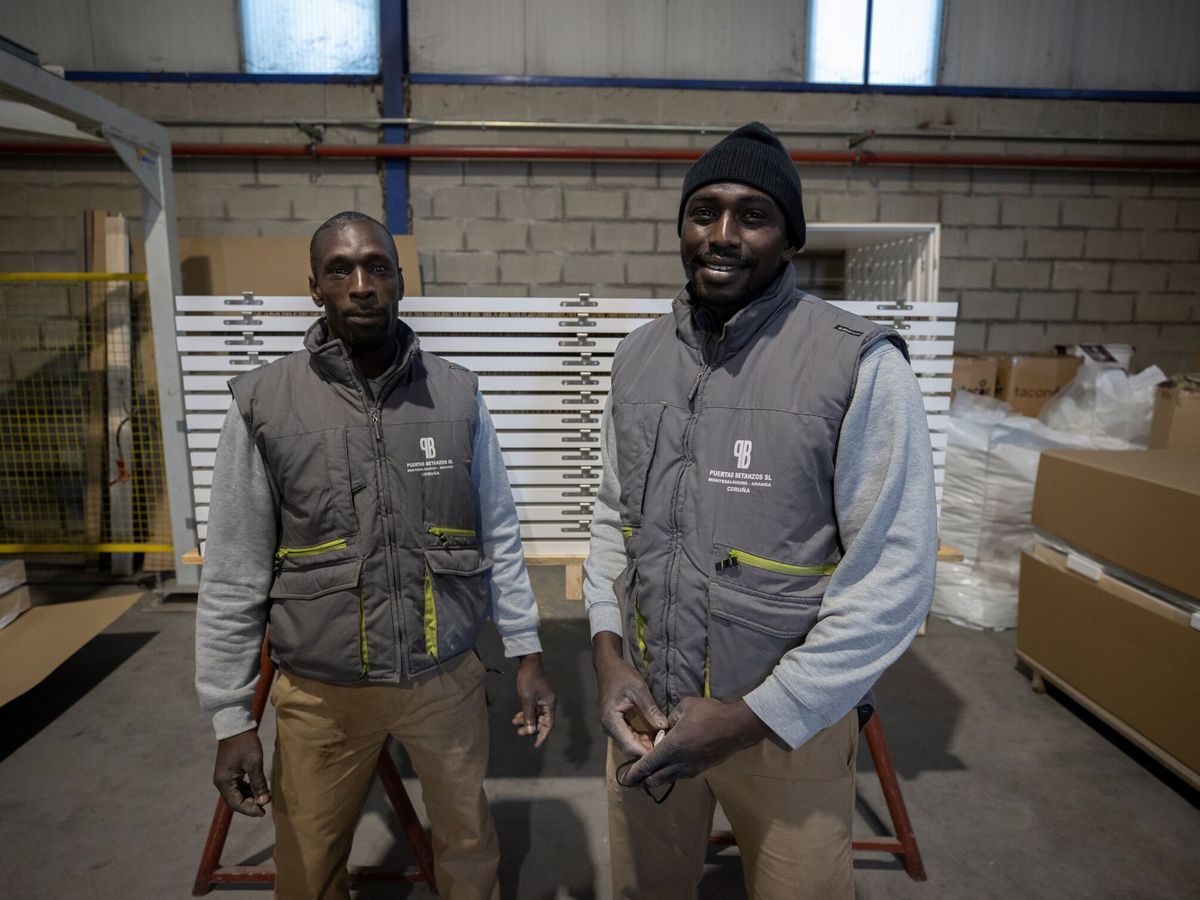 Foto: Ibrahima y Magatte, en una imagen tomada en la fábrica de Puertas Betanzos. (EFE/Cabalar)