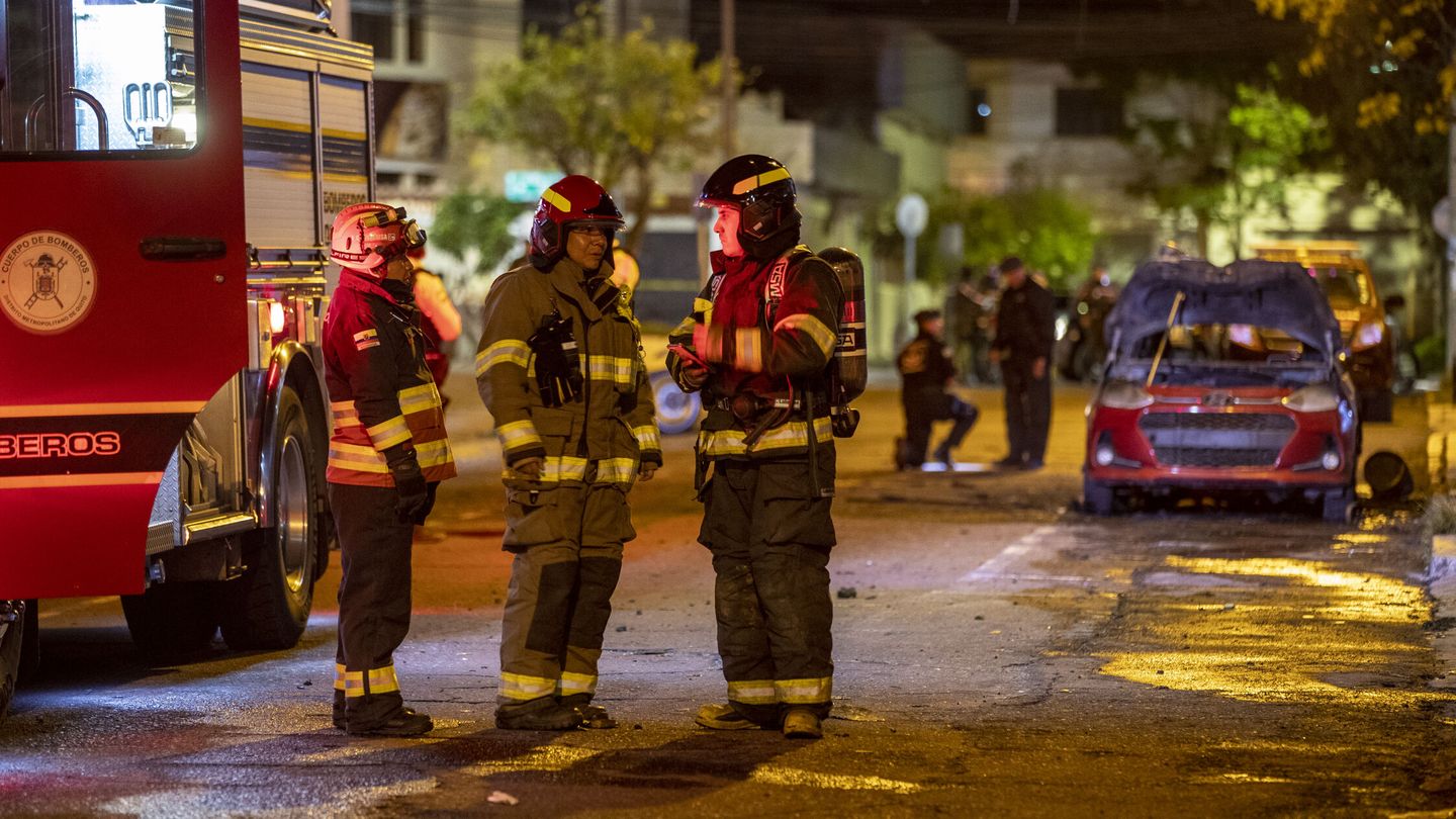 Bomberos resguardan la zona donde un vehículo resulto incendiado. (EFE/José Jácome)