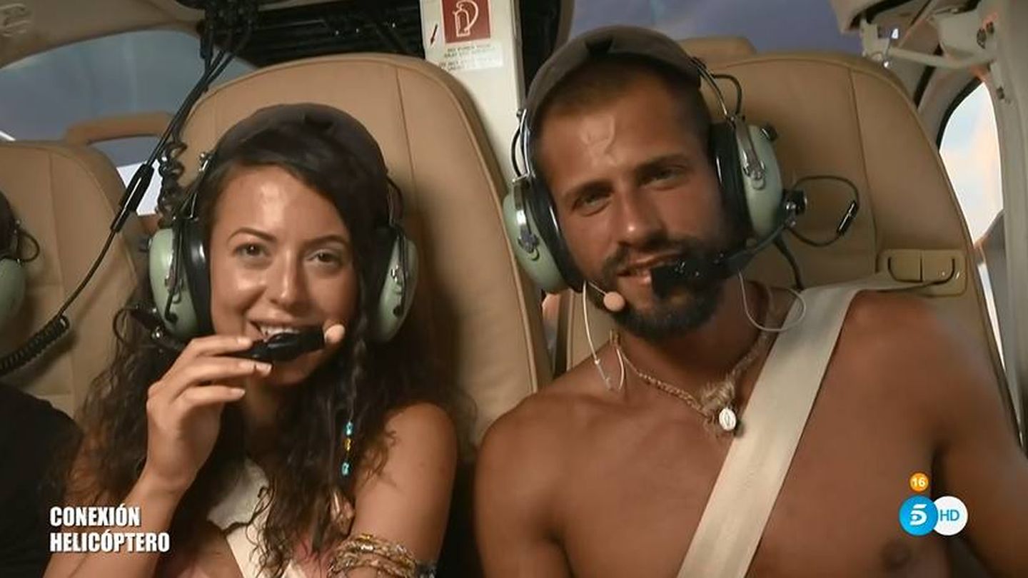 Mahi y Albert, en el helicóptero de 'Supervivientes'. (Telecinco)