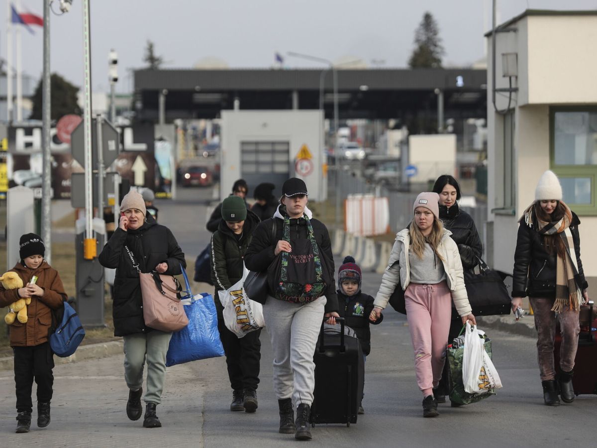 Foto: Refugiados ucranianos llegan a Polonia tras cruzar la frontera de Shehyni-Medyka en Medyk. (EFE/EPA/Miguel A.Lopes)  