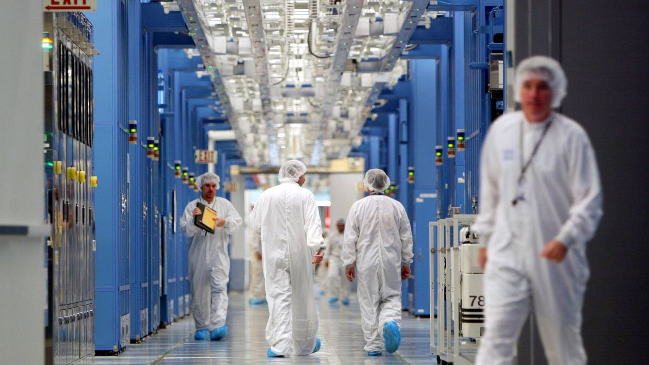 Foto: Interior de una fábrica de semiconductores. (Getty Images/Mario Tama)