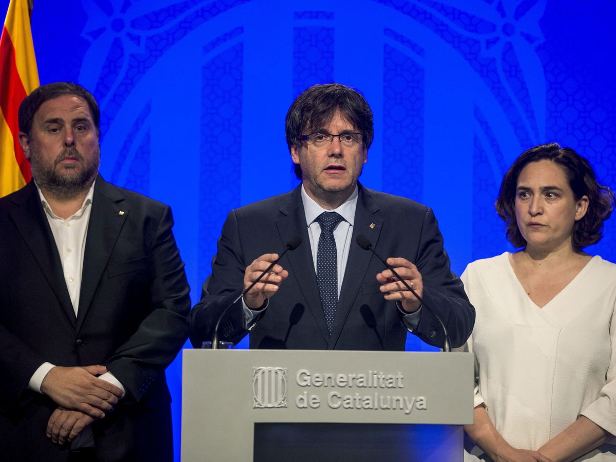 Foto: Comparecencia de Carles Puigdemont, junto a Oriol Junqueras y Ada Colau, tras los atentados del 17 de agosto de 2017. (EFE/Quique García)