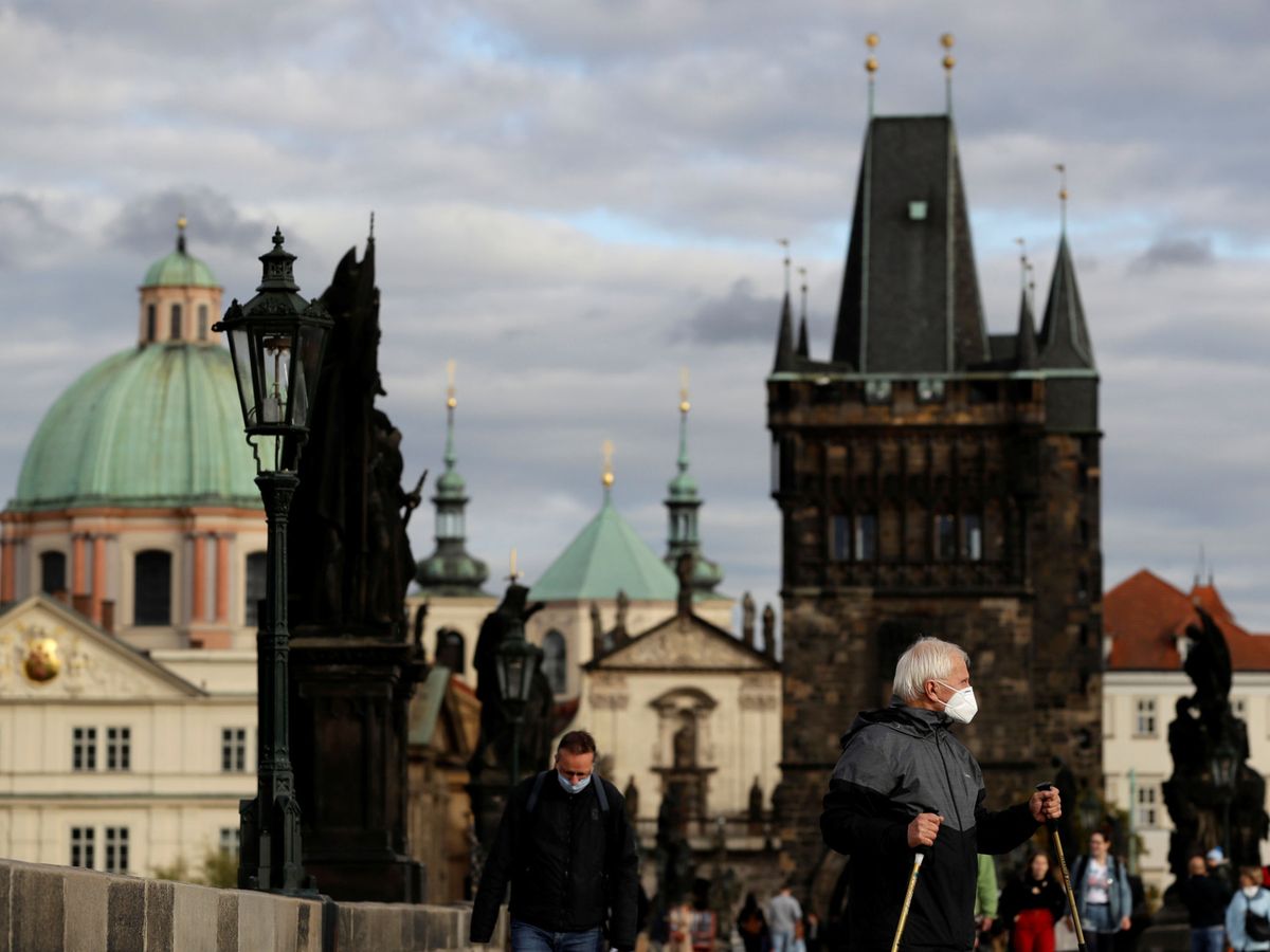 Foto: Gente con mascarillas en Praga. (Reuters)