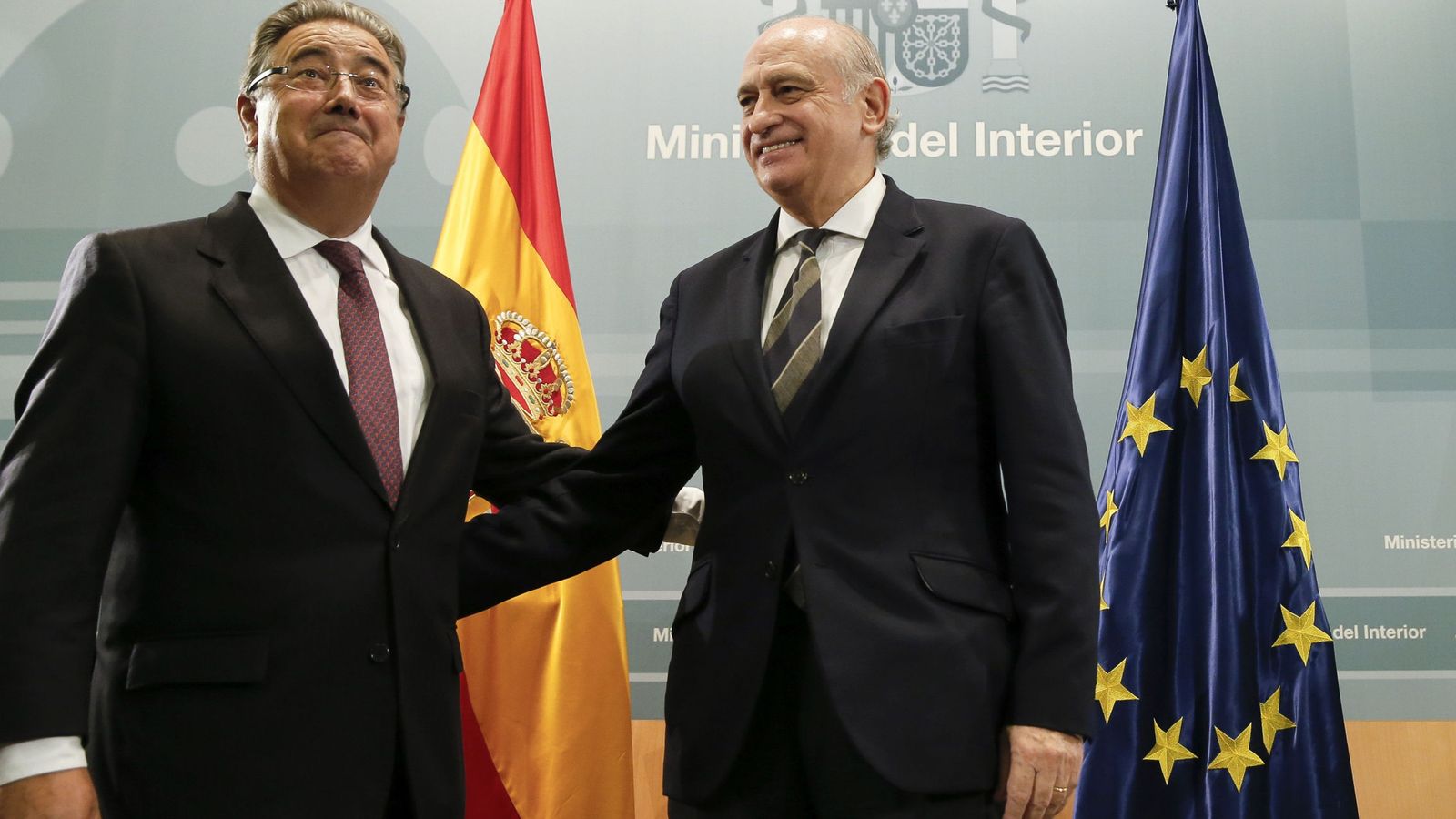 Foto: El ministro del Interior, Juan Ignacio Zoido (i), junto a su antecesor en el cargo, Jorge Fernández Díaz. (EFE)