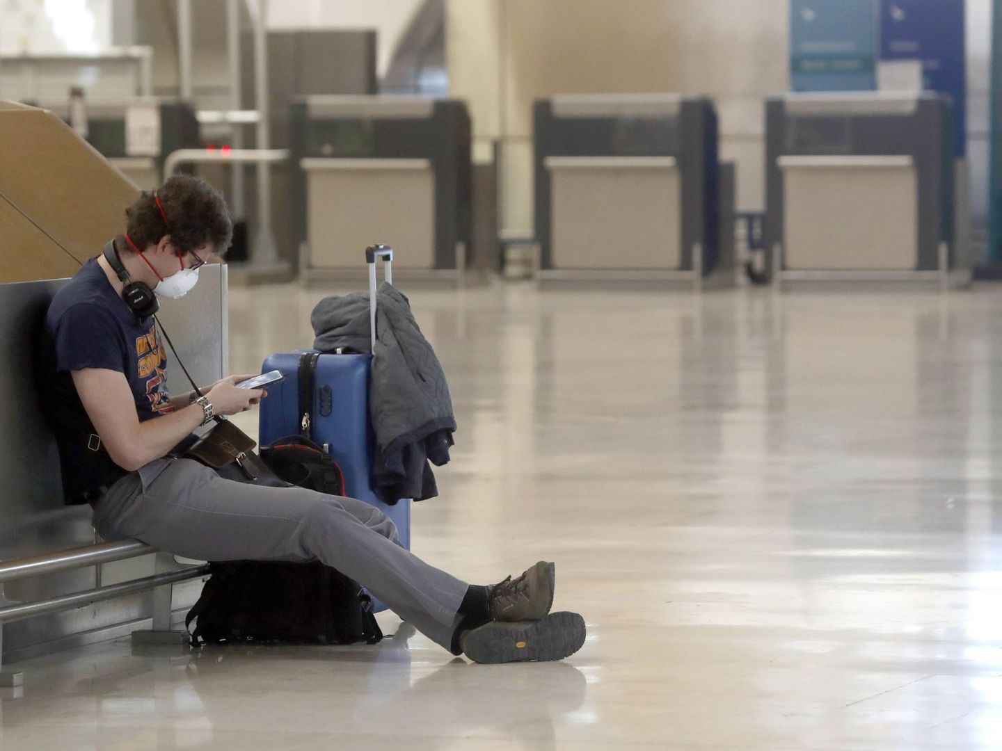 Un pasajero con mascarilla, en el aeropuerto de Madrid. (EFE)