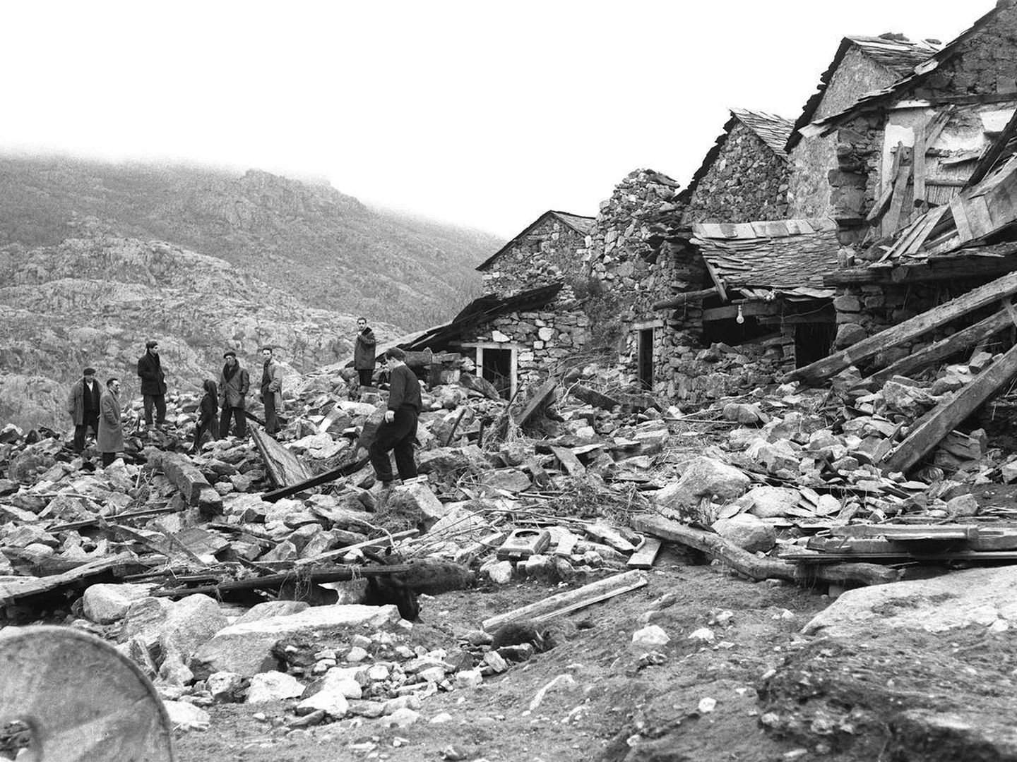 Los equipos de rescate trabajan en Ribadelago tras la rotura de la presa de Vega de Tera, en 1959. (EFE)