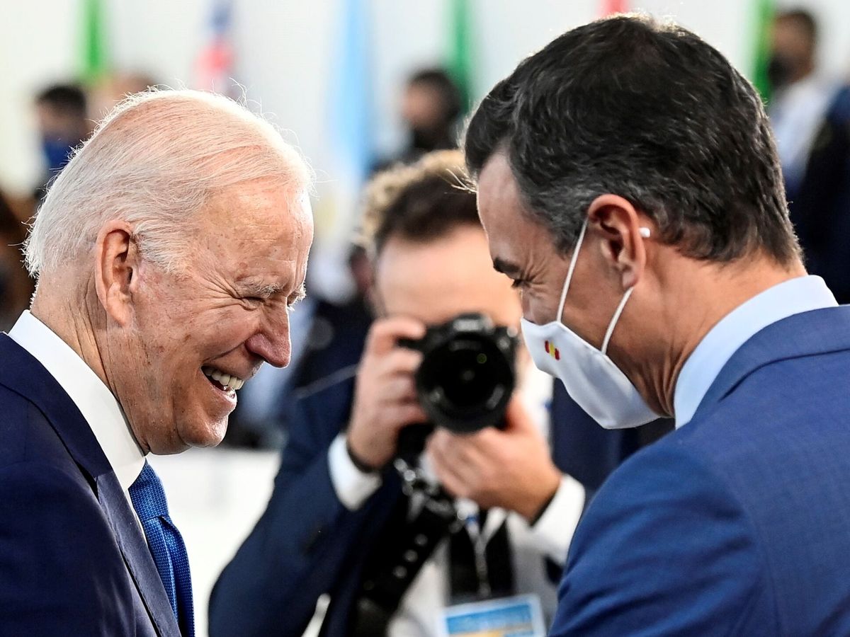 Foto: Biden y Sánchez en la cumbre del G20. (EFE/EPA/Riccardo Antimiani)