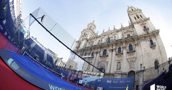 Foto: La pista levantada por el World Padel Tour delante de la Catedral de Jaén. (Foto: World Padel Tour)