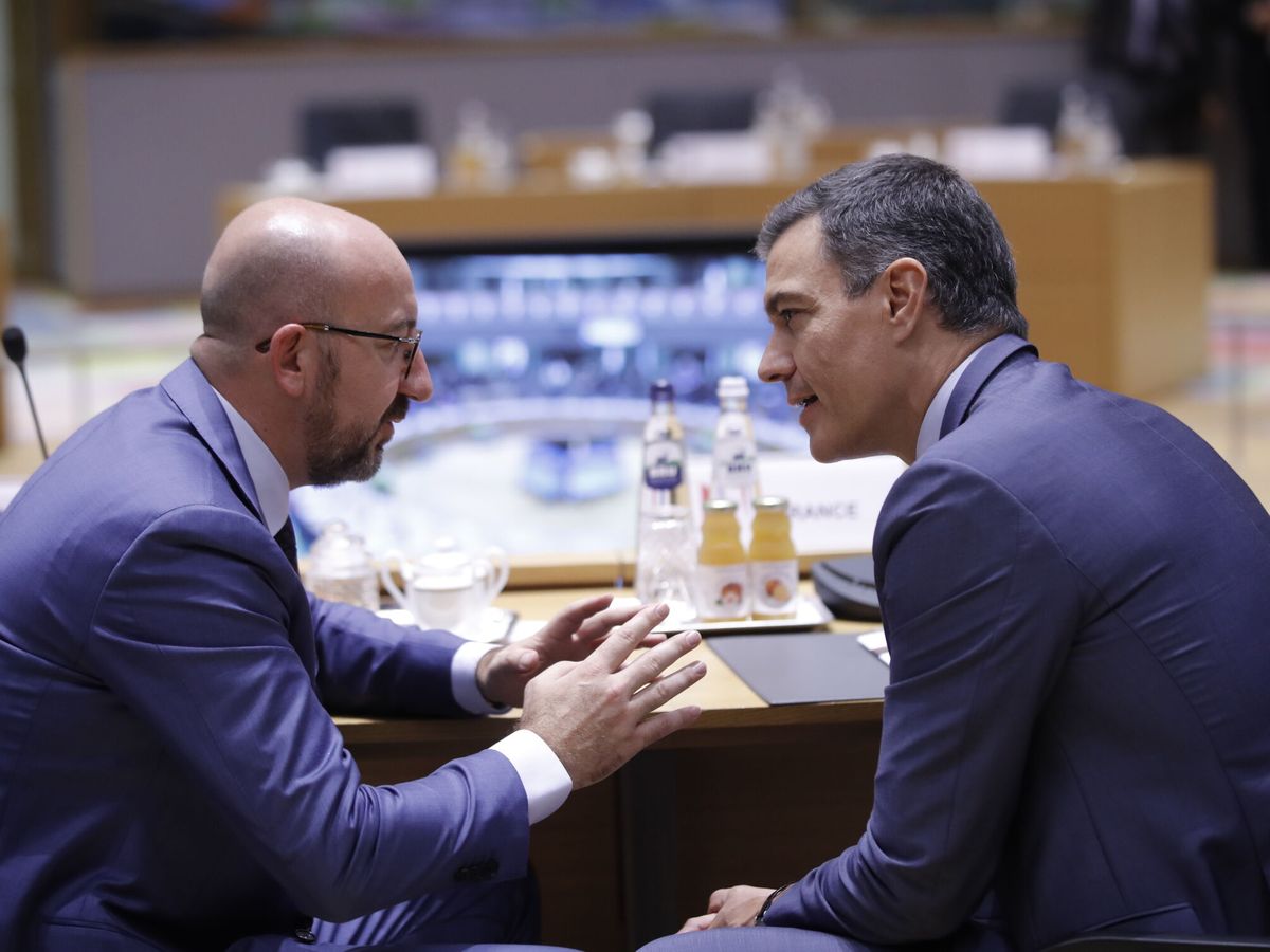 Foto: El presidente del Consejo Europeo, Charles Michel (i), y el presidente del Gobierno español, Pedro Sánchez (d). (EFE/OLIVIER HOSLET)