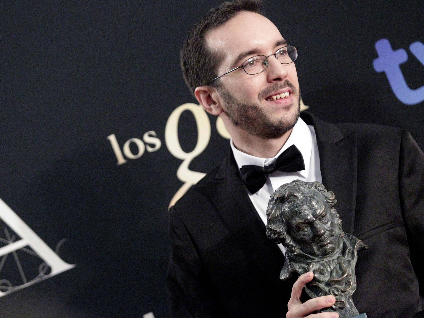 Enrique Gato recibe el Goya a Mejor dirección novel en 2013. (EFE)
