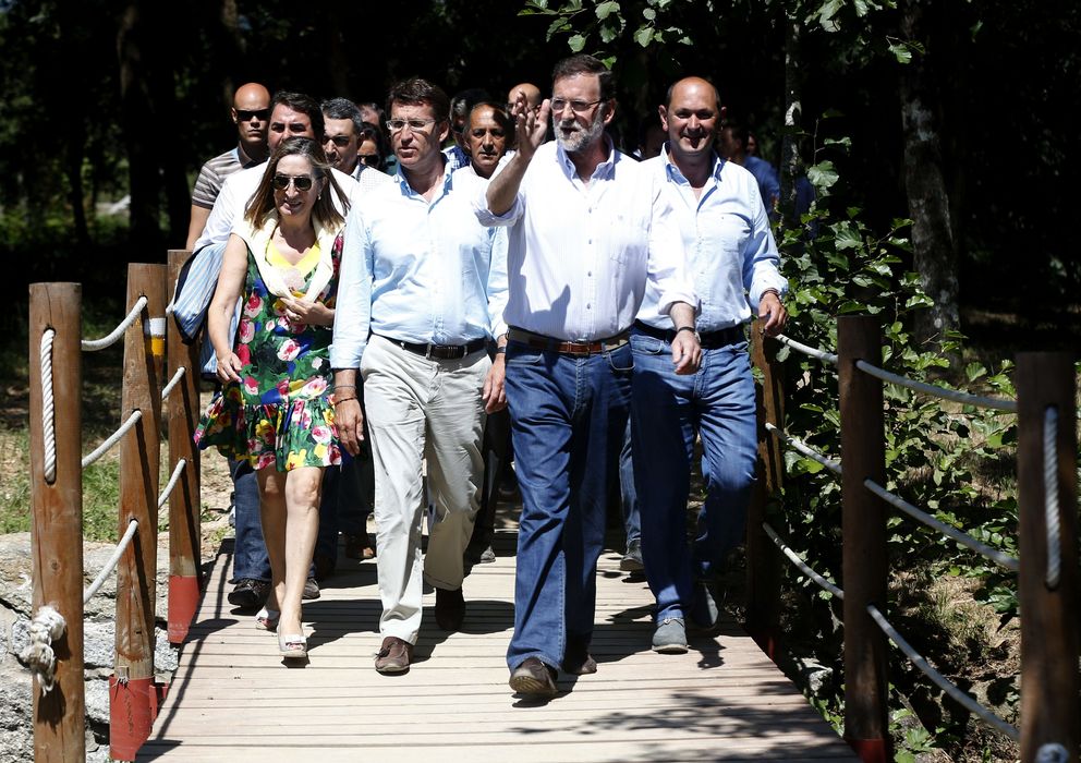 Foto: Rajoy acompañado de Pastor y Feijoo en Pontevedra. (EFE)