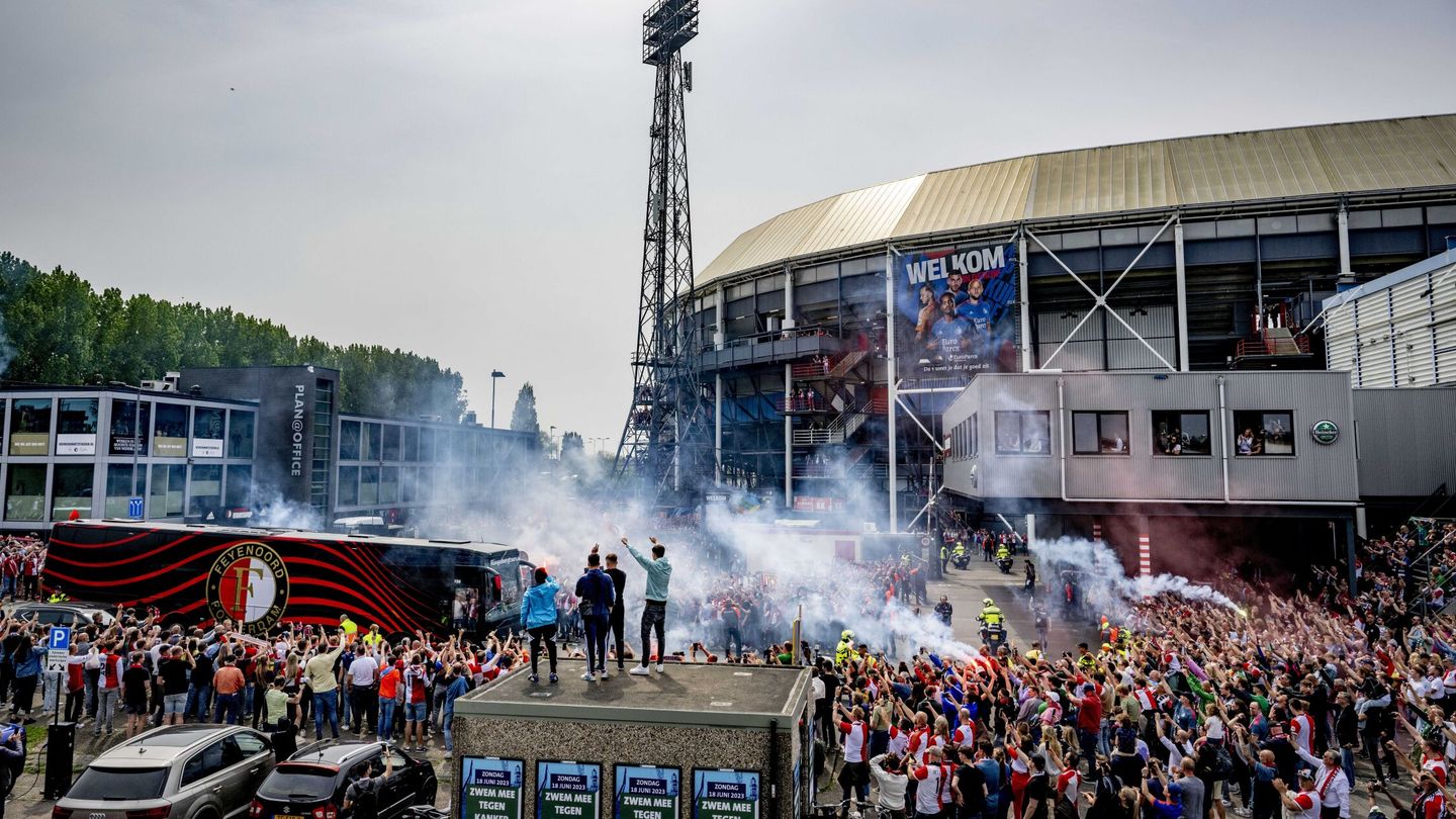 El estadio De Kuip, con la celebración de los hinchas del Feyenoord tras ganar la Eredivise. (EFE/EPA/ROBIN UTRECHT).