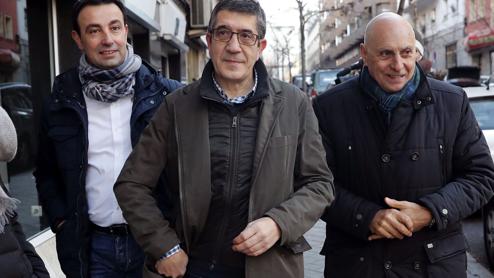 Foto: Patxi López, llegando este sábado al comité federal del PSOE, acompañado de Rodolfo Ares, su mano derecha. (EFE)