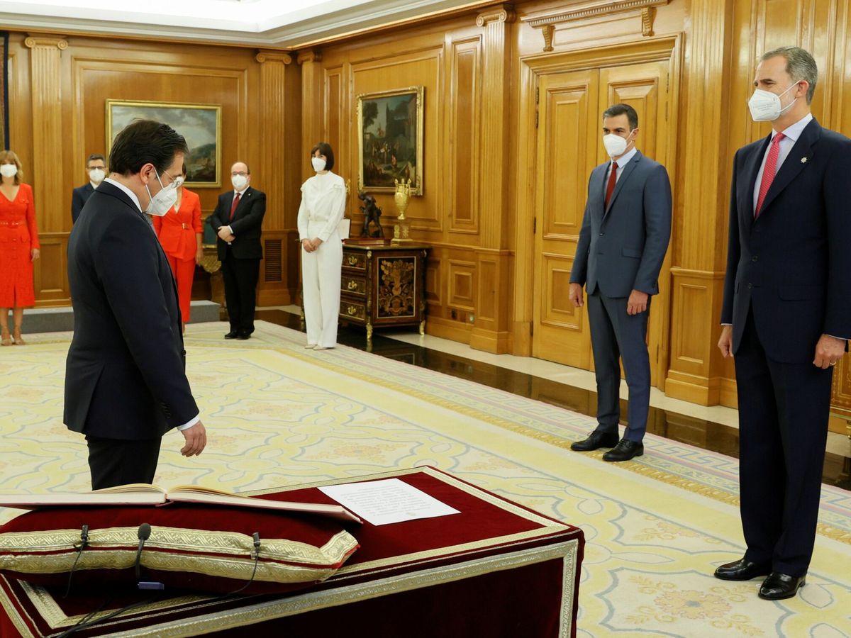 Foto: El ministro de Asuntos Exteriores, Unión Europea y Cooperación, José Manuel Albares, promete su cargo en presencia del Rey y del presidente del Gobierno. (EFE)