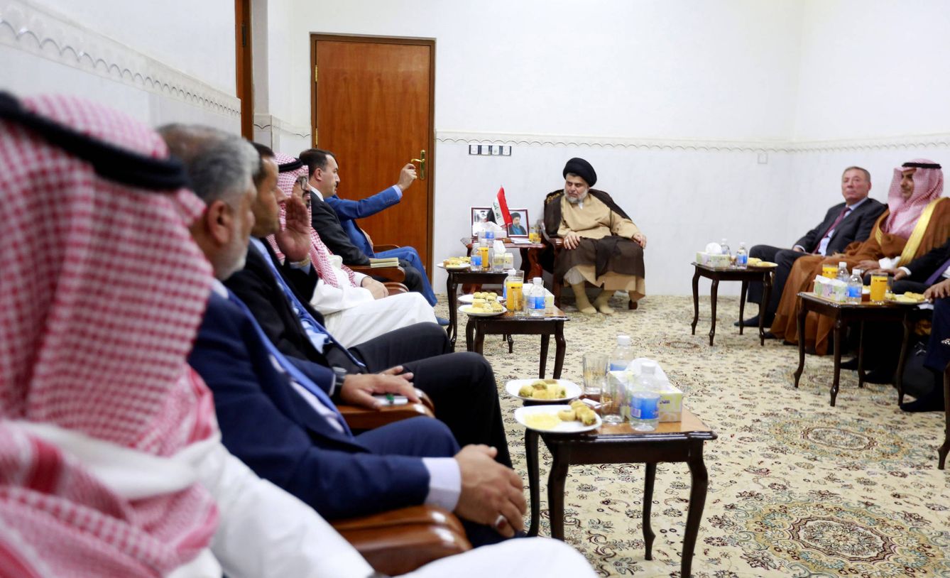 Muqtada al-Sadr se reúne en Nayaf con los embajadores de Turquía, Jordania, Arabia Saudí, Siria y Kuwait. (Reuters) 