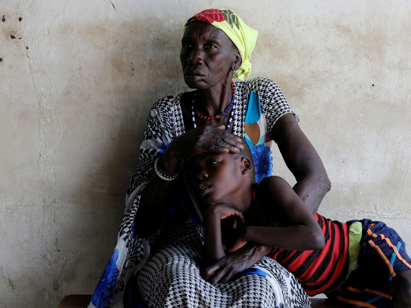 Una madre de Sudán del Sur consuela a su hijo | Reuters