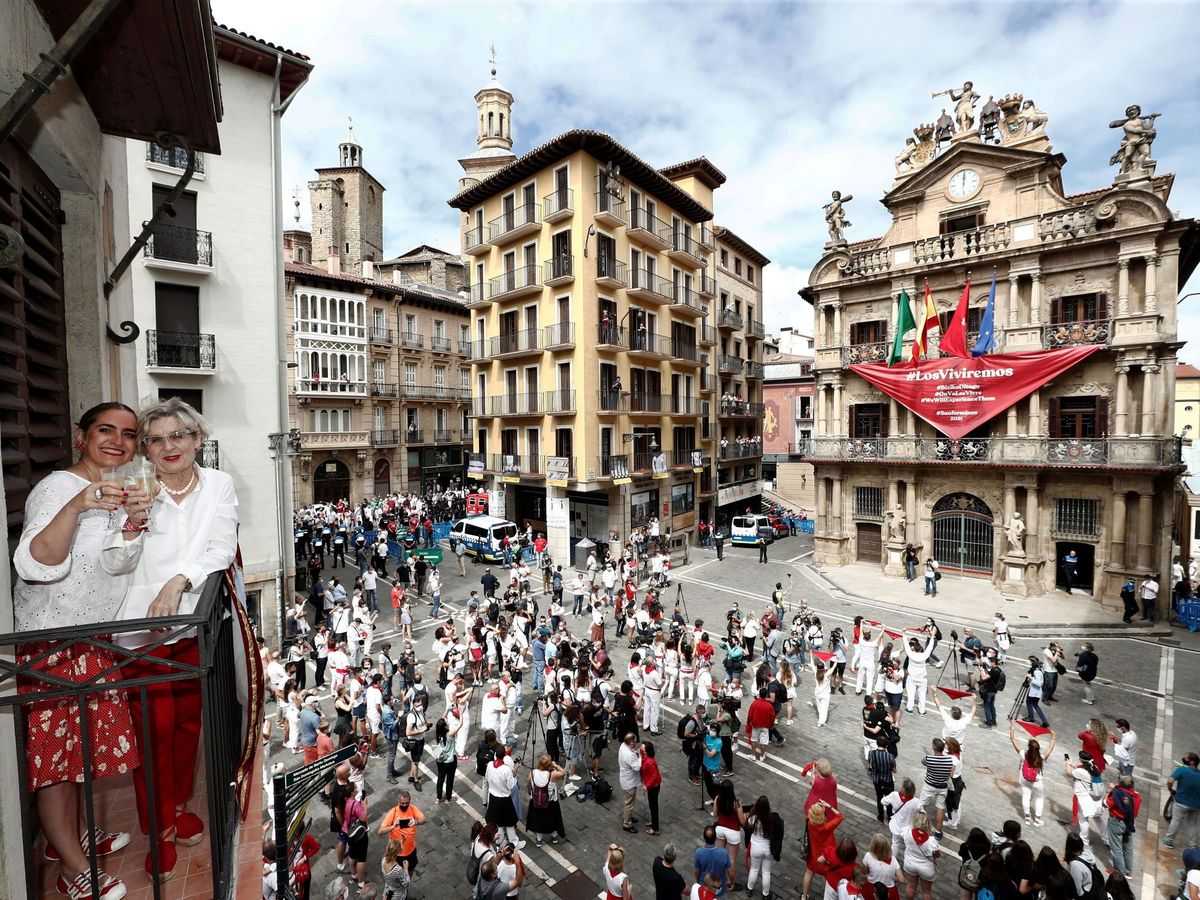 Foto: Inicio de los 'no Sanfermines' este lunes en la plaza consistorial de Pamplona. (EFE)