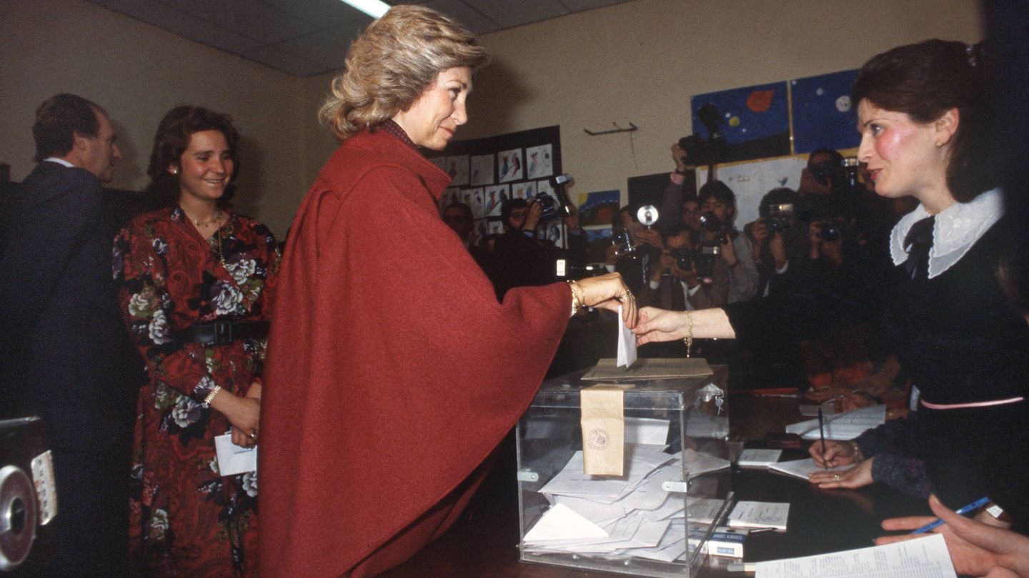 La reina Sofía, votando en el referéndum sobre la permanencia de España en la OTAN, en 1986. Detrás, la infanta Elena y el Rey. (EFE)