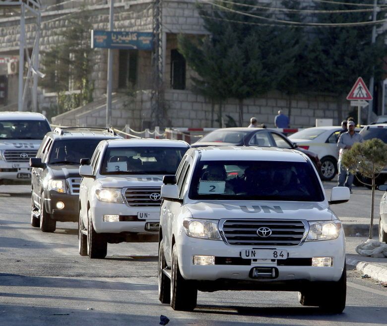 Vehículos de la ONU cruzan la frontera siria con el Líbano en Masnaa (Líbano)