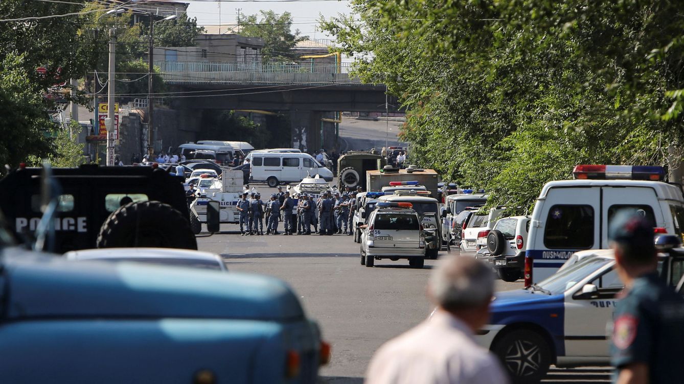 Foto: La policía bloquea la sede asaltada por hombres armados en Yerevan, Armenia. (EFE)