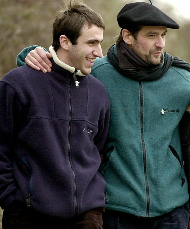 Foto: Josu Ternera, el único procesado en paradero desconocido, junto a su hijo Egoitz en el año 2000. (EFE)