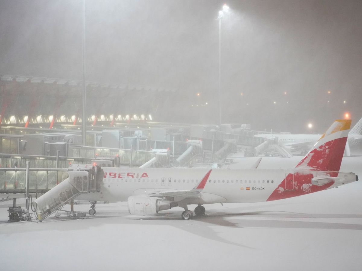 Foto: El aeropuerto de Madrid-Barajas, durante el temporal Filomena. (EFE)