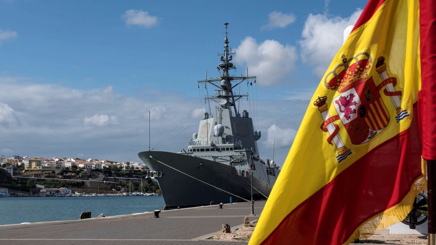 La fragata 'Álvaro de Bazán' y el buque de aprovisionamiento 'Patiño' en el puerto de Mahón. (Foto: EFE)
