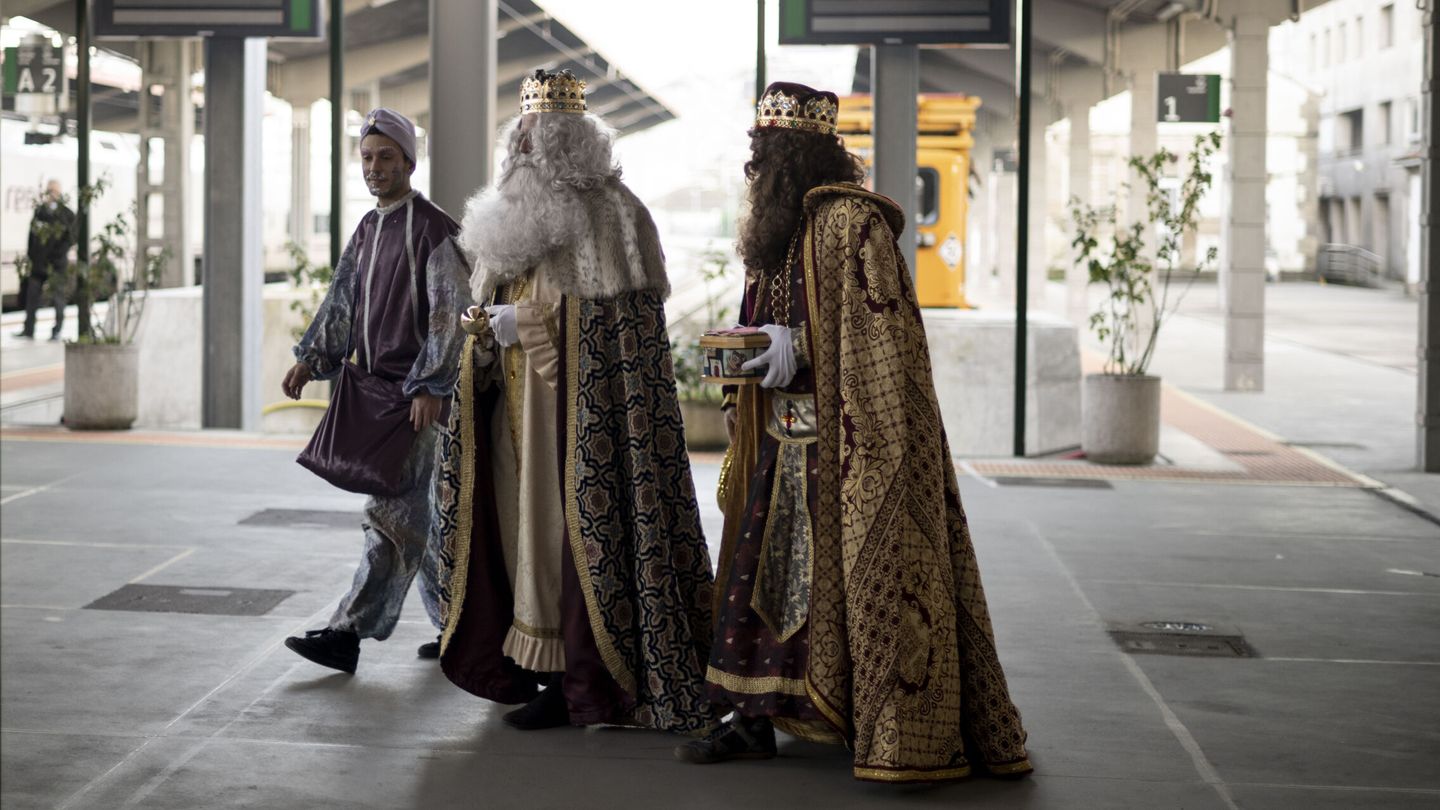 Los reyes Melchor y Gaspar de Ourense recorren la estación de tren de la ciudad antes de la cabalgata. (EFE/Brais Lorenzo)