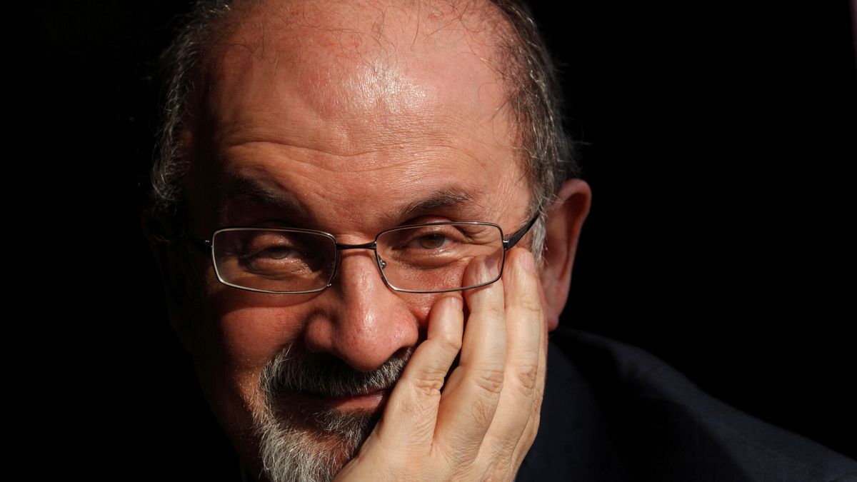 Salman Rushdie sobrevive con respiración asistida y podría perder un ojo