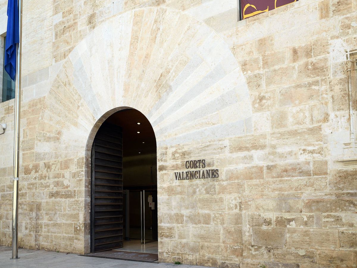 Foto: Puerta del Palau dels Borja, sede de las Cortes Valencianas. 