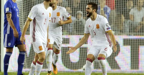 Foto: Illarramendi, junto a su ex compañero Nacho, celebra el gol de la victoria de España ante Israel. (EFE)