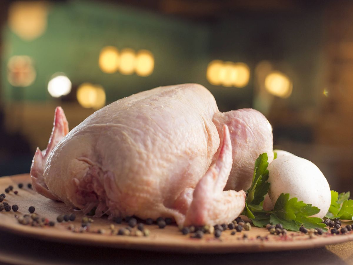 Foto: Pollo fresco listo para cocinar. (iStock)