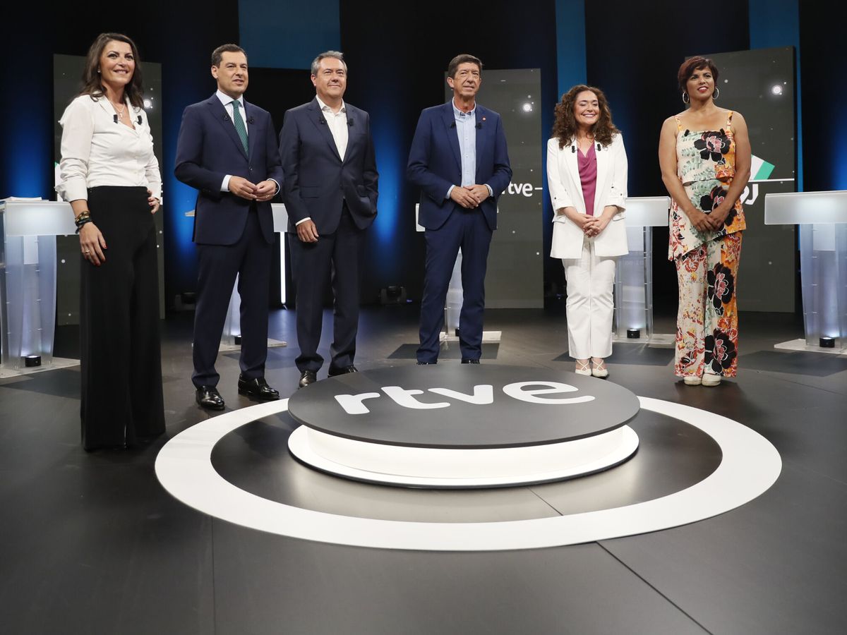 Foto: Los seis candidatos de las elecciones andaluzas en el primer debate de campaña, celebrado en RTVE. (EFE/José Manuel Vidal)