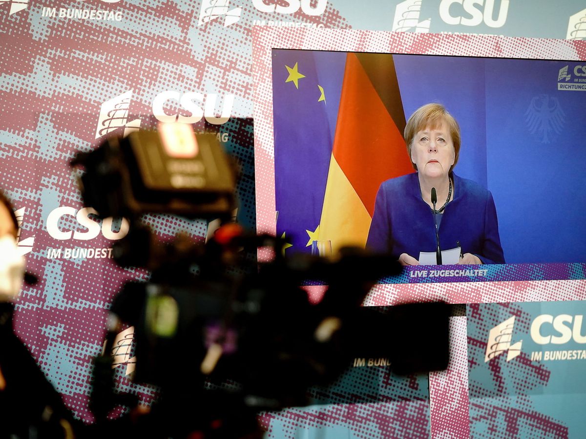 Foto: Discurso de Merkel a través de una pantalla. (EFE)