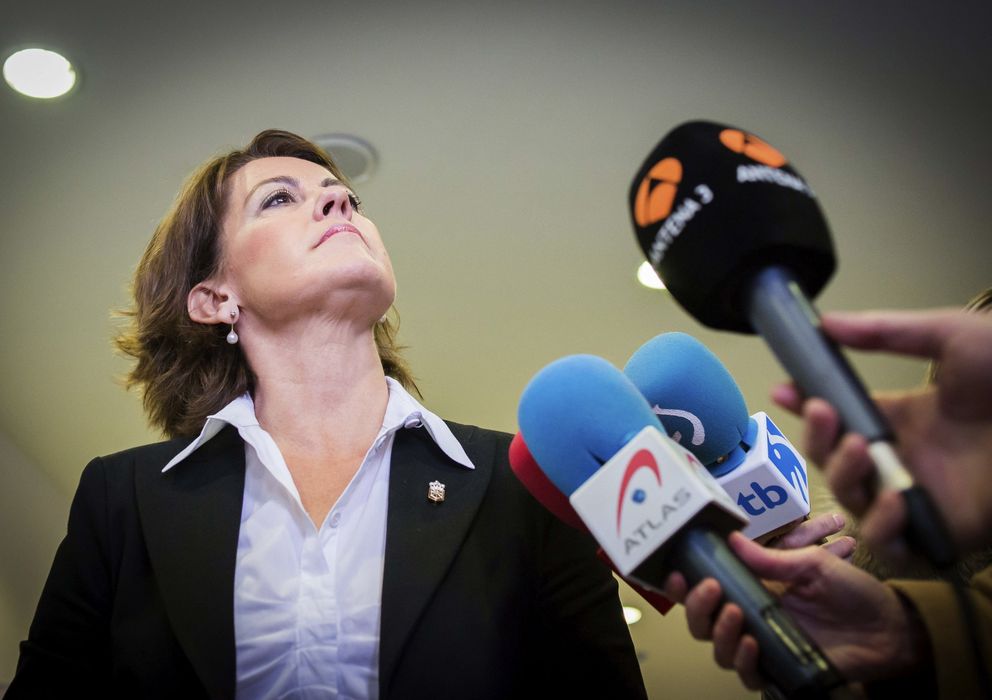 Foto: La presidenta de Navarra, Yolanda Barcina, hace declaraciones a los medios a su llegada a la Audiencia Nacional. (EFE)