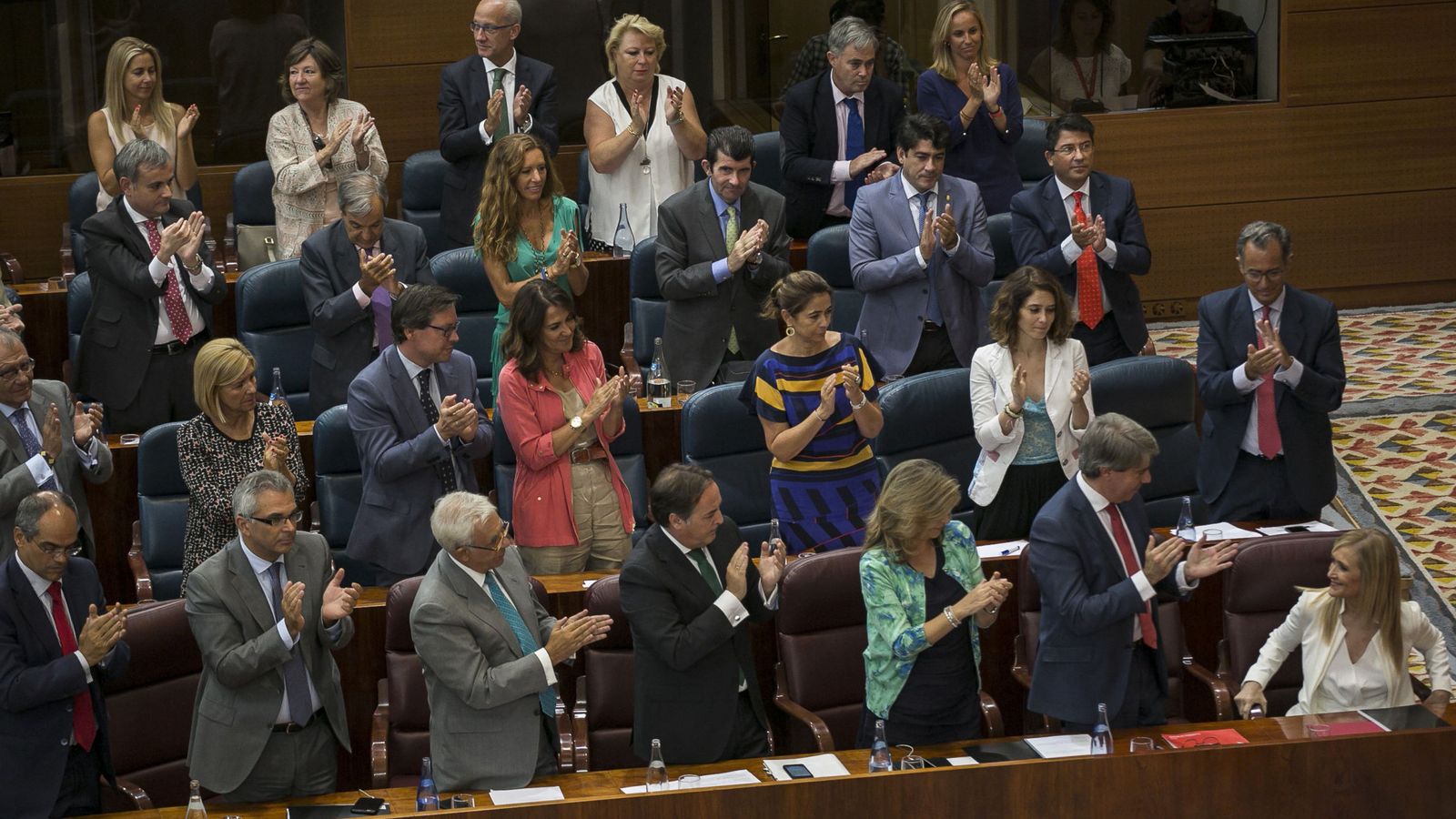 Foto: La bancada popular en la Asamblea de Madrid aplaude a Cristina Cifuentes. (EFE)