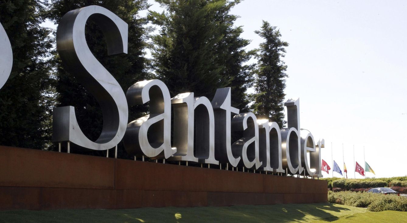 Imagen del rótulo a las puertas de la Ciudad Financiera del Banco Santander, en Boadilla del Monte. (EFE)