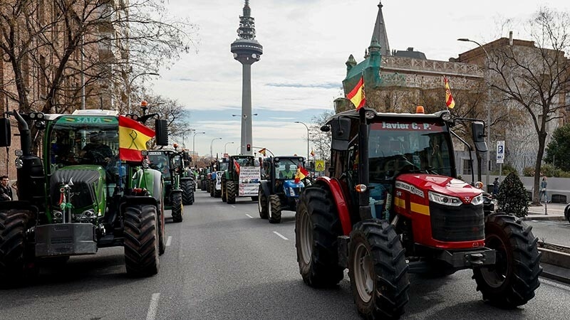 Foto de Cortes de carreteras por el avance de 500 tractores hacia el centro de Madrid por la huelga agraria