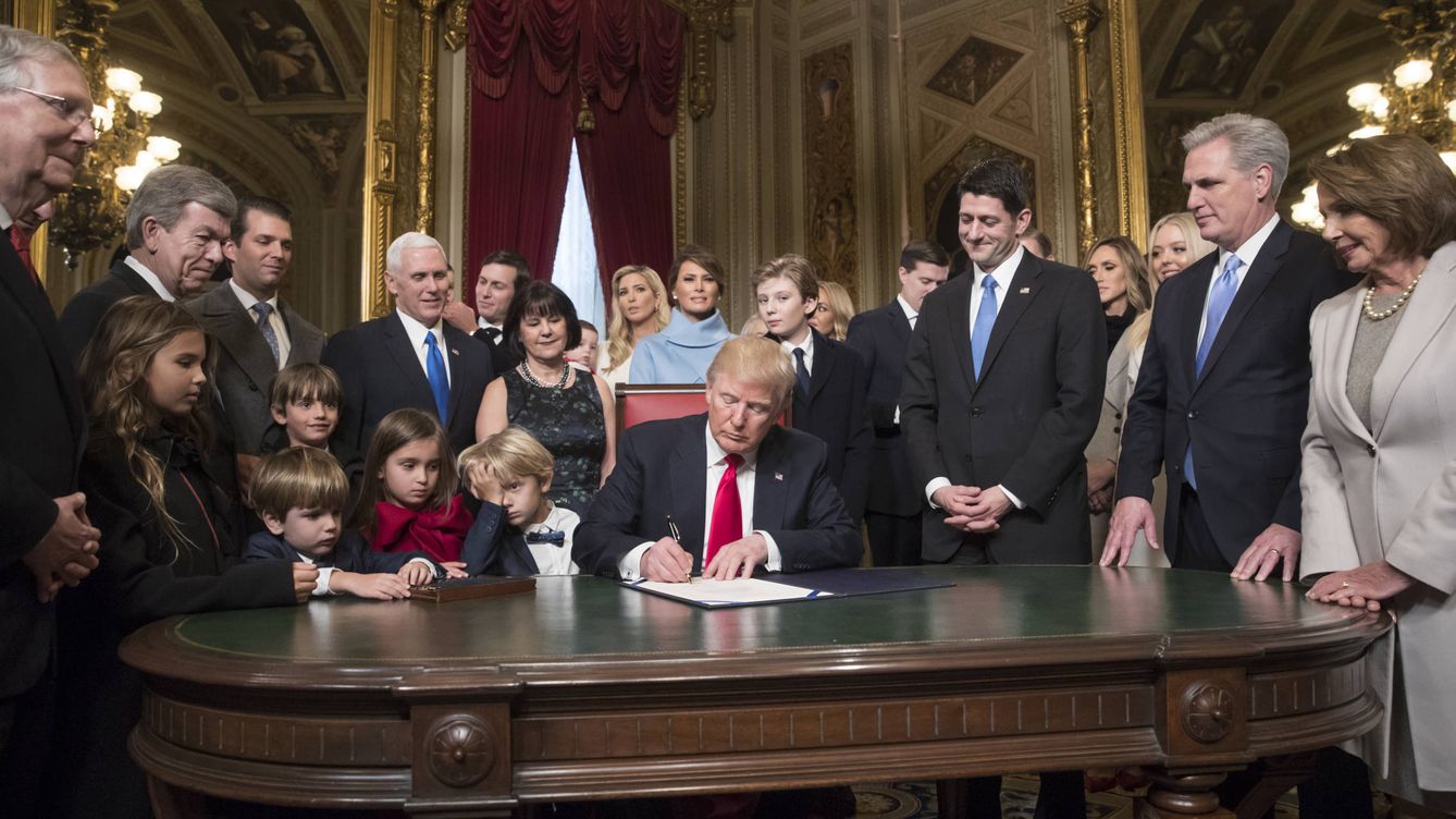 Foto: Donald Trump, rodeado de su familia en su primer acto como presidente (Gtres)