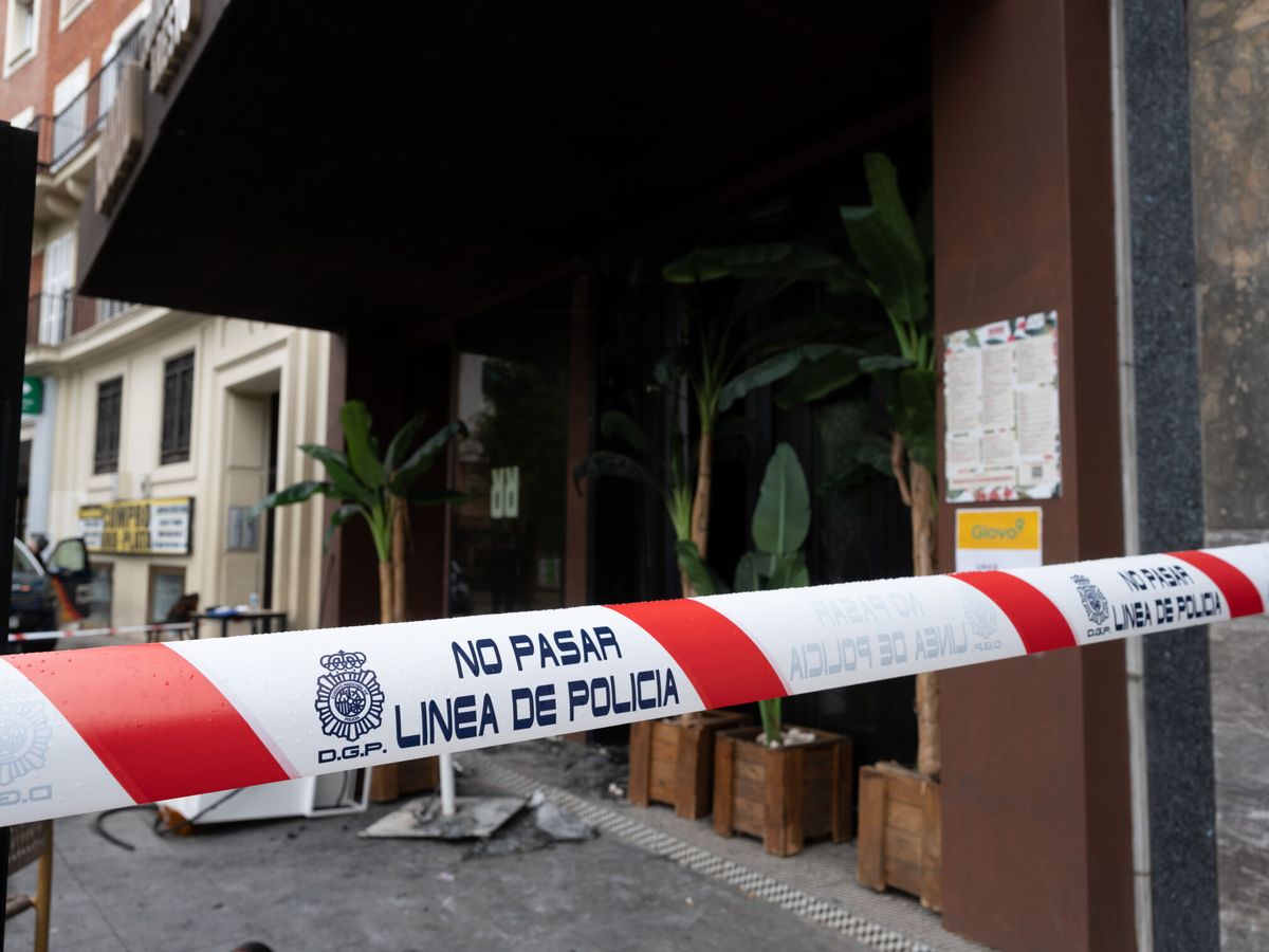 Foto: Imagen del exterior del restaurante donde se produjo el incendio. (EFE/Fernando Villar)