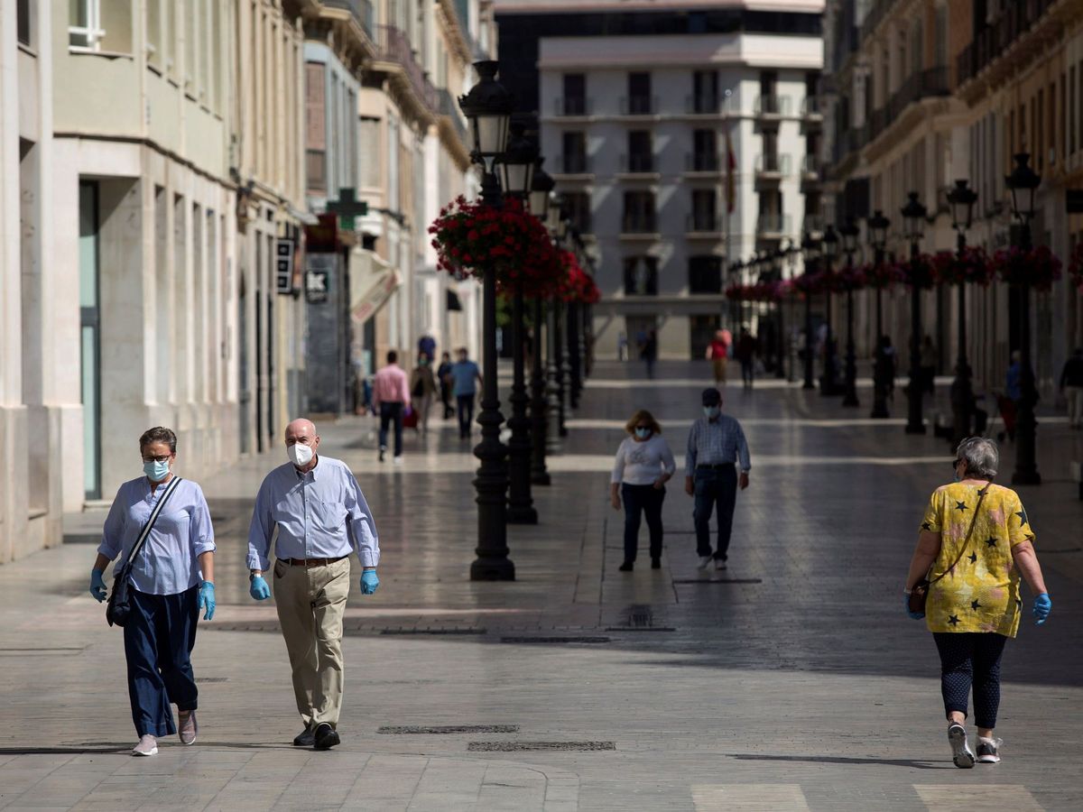 Foto: Varias personas caminan por la calle Larios de Málaga. (EFE/Daniel Pérez)