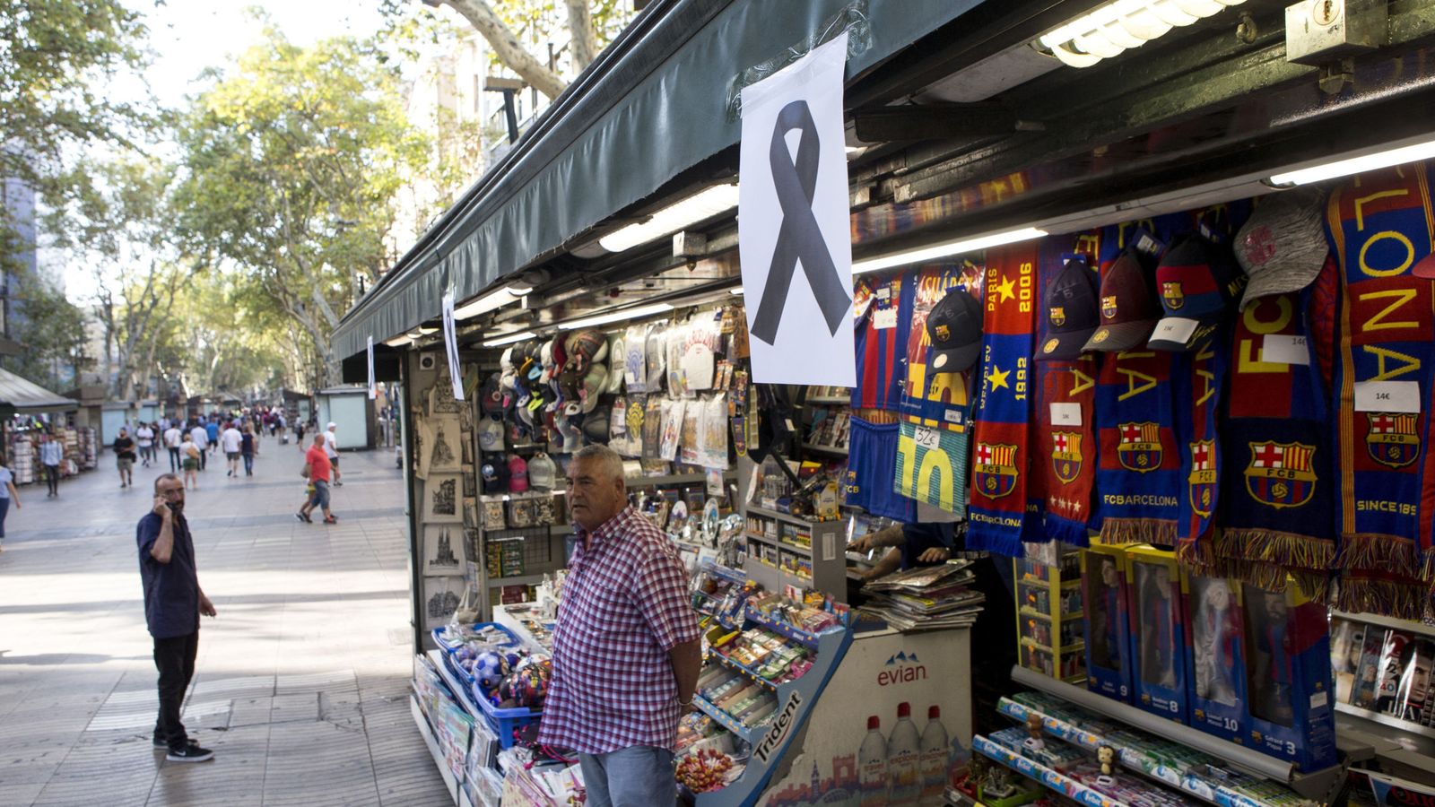 Foto: Un lazo negro cuelga de uno de los kioskos de las Ramblas de Barcelona. (EFE) 