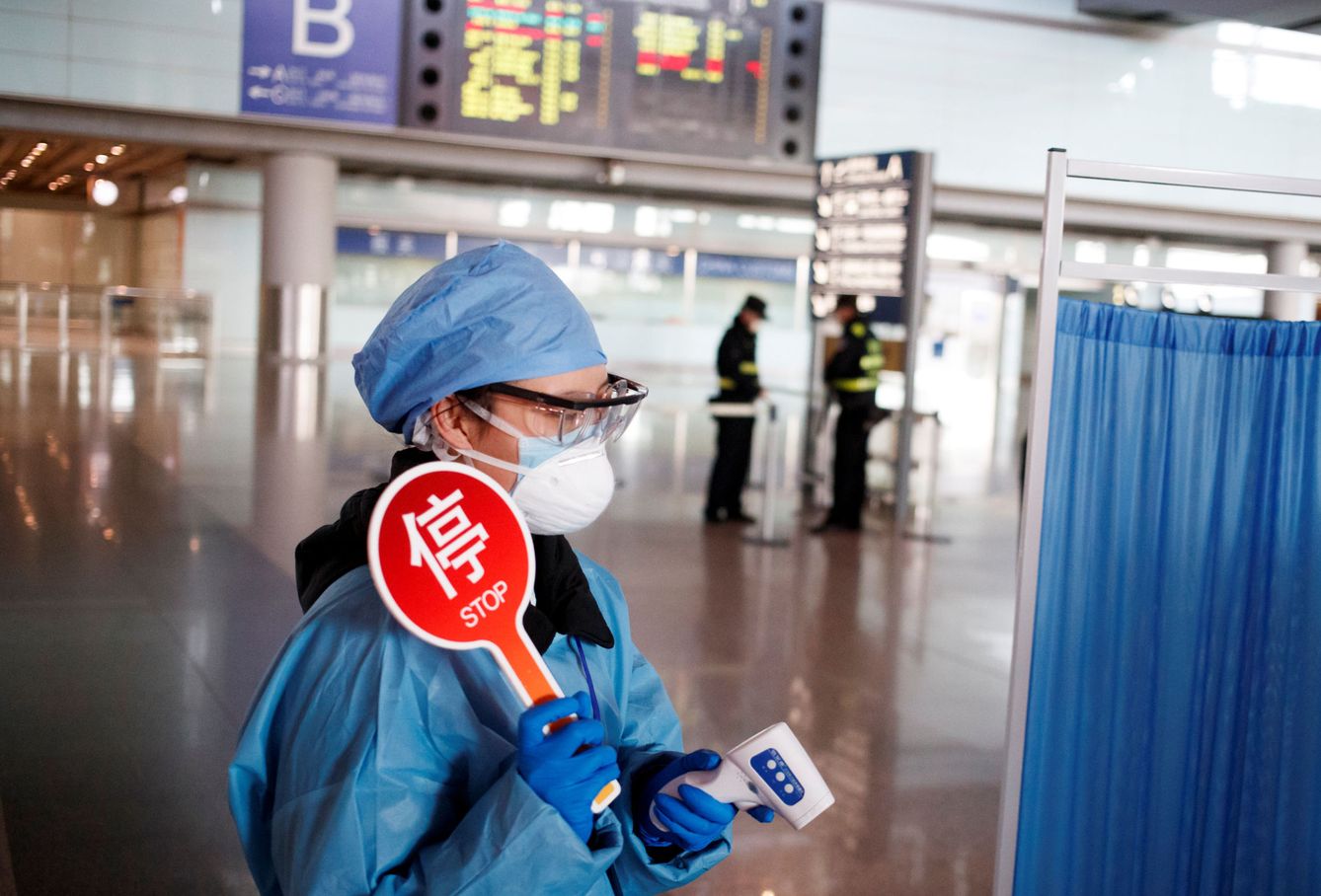 Una operaria realiza controles de temperatura en el aeeropuerto de Pekín. (Reuters)