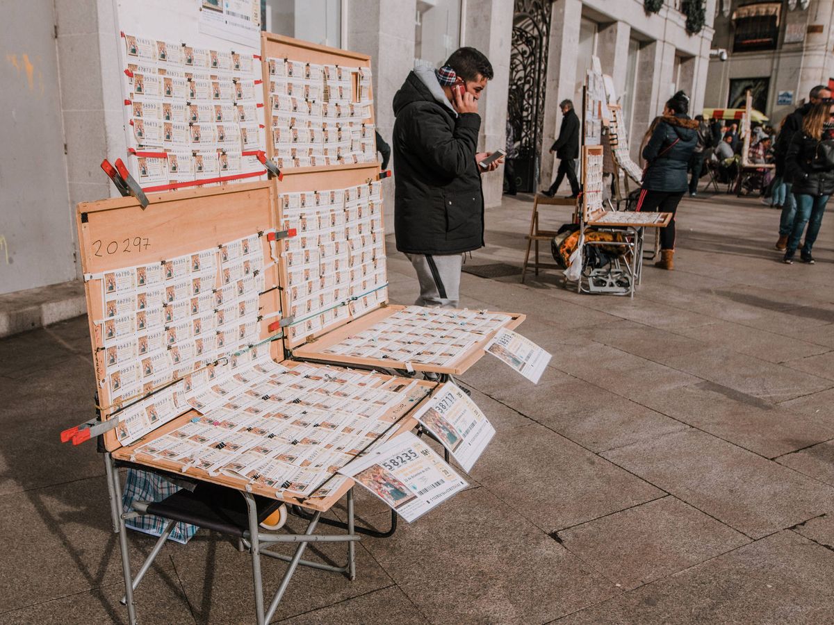 Foto: Un vendedor de lotería en Madrid. (iStock)