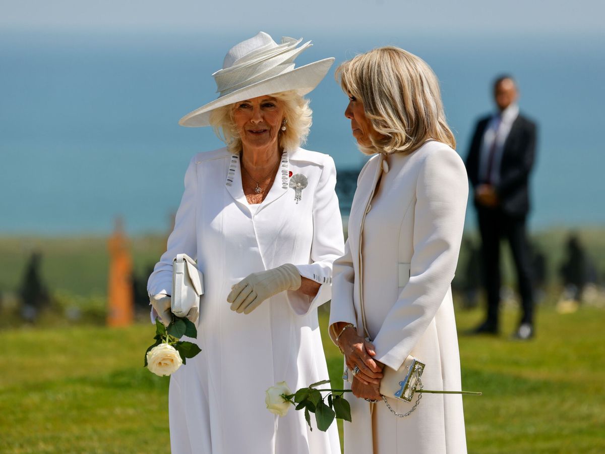 Foto: La reina Camilla y Brigitte Macron durante el homenaje. (EFE)